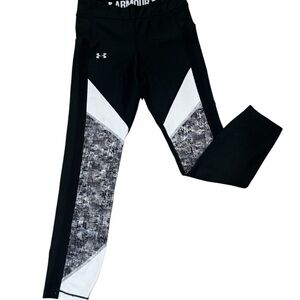 Under Armour black and white patterned leggings, compression heat gear, Size S.